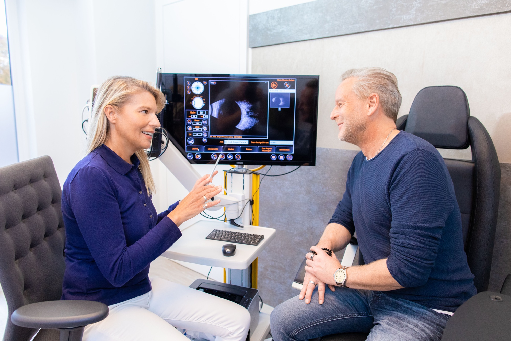Augenärztin Dr. Anitra Breyer-Pacurar mit Patient bei einer Ultraschalluntersuchung.